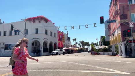 Venice-Beach-Schild,-Das-über-Der-Kreuzung-An-Der-Windward-Avenue-Und-Der-Pacific-Avenue-Hängt