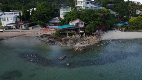Zoom-in-drone-view-of-sea-face-resort-in-Koh-Pangan,-Haad-Rin,-Thailand