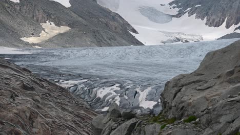 Rhone-blauer-Gletscher-Auf-Den-Alpen-Mit-Felsigen-Und-Schneebedeckten-Bergen-Beiseite,-Schweiz,-Wallis