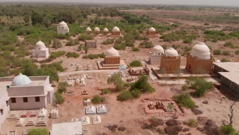 Drohnenaufnahmen-Aus-Sindh,-Pakistan,-Zeigen-Zahlreiche-Gräber-Auf-Dem-Chitorri-Friedhof
