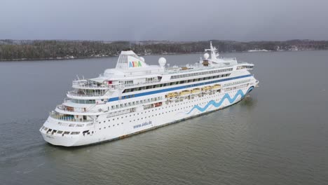 Crucero-Aidavita-Avanzando-A-Través-De-Un-Estrecho-Archipiélago-Fairway-En-El-Suroeste-De-Finlandia