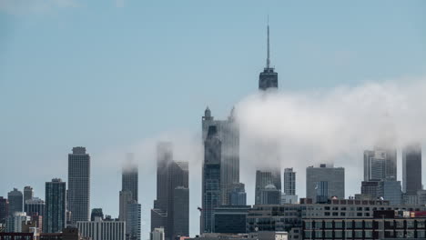 Niedrige-Wolken-Und-Nebel-Fließen-Vom-Michigansee-Durch-Die-Innenstadt-Von-Chicago-Im-Zeitraffer