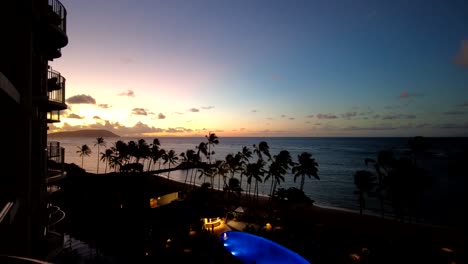Früher-Sonnenaufgang-Im-Zeitraffer-Vom-Balkon-Eines-Resorthotels-In-Hawaii