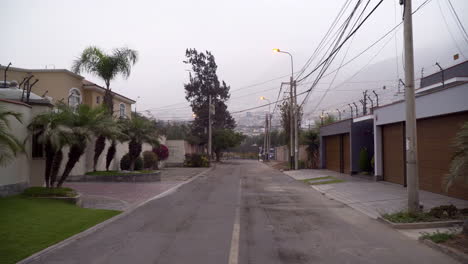 Tiro-Estabilizado-Caminando-En-Las-Calles-De-Una-Zona-Residencial-En-El-Sol-De-La-Molina,-Lima,-Perú