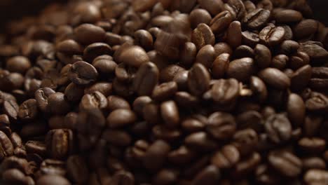 Kaffeebohnen-Fallen-Auf-Einen-Haufen