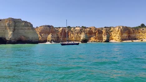 2-Mast-Yacht,-Die-Entlang-Der-Felsigen-Nadelküste-Portugals-Segelt