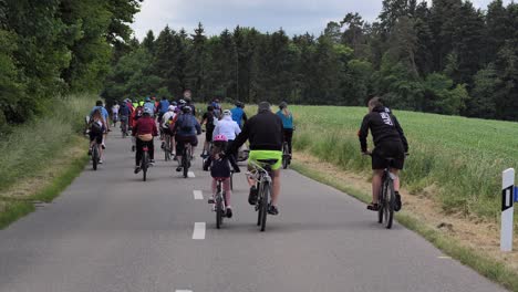 Pov-Después-De-La-Toma-De-Muchos-Ciclistas-En-Bicicleta-En-La-Autopista-En-Suiza-Durante-La-Desaceleración