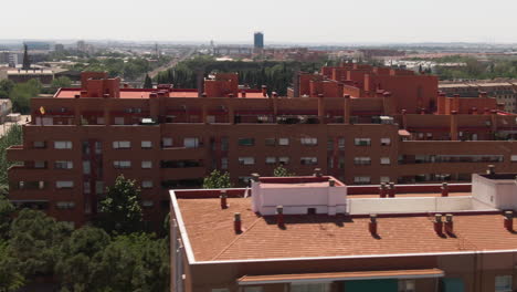 Edificios-De-Apartamentos-Rojos-De-Madrid,-Vista-Cinematográfica-De-Drones-Aéreos