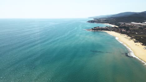 4K-Drohnenclip,-Der-Hoch-über-Einem-Tropischen-Strand-In-Griechenland-Fliegt
