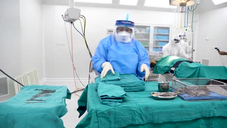 Personal-Médico-Asiático-Prepara-Equipos-Y-Herramientas-Para-Cirugía-En-Quirófano