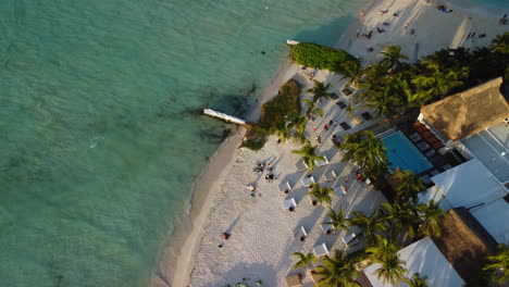 Strandclubs-Von-Isla-Mujeres-Mexiko-Mit-Türkisfarbenem-Wasser-Und-Tropischen-Palmen