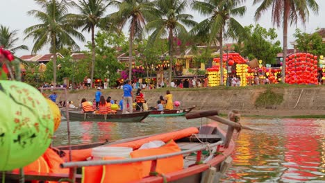 Menschen,-Die-In-Diesem-Filmischen-Video-Auf-Dem-Wunderschönen-See-In-Hoi-An,-Vietnam,-Boot-Fahren