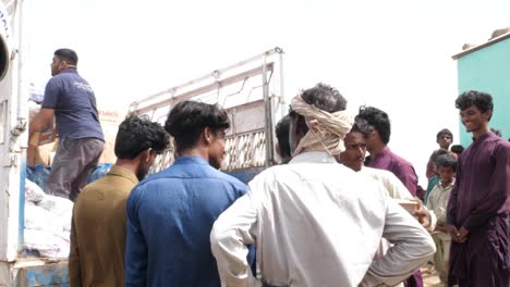 Dringend-Benötigte-Hilfsgüter-Werden-Während-Der-Fluthilfe-In-Belutschistan-An-Die-Einheimischen-Geliefert