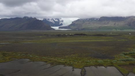 Dos-Vehículos-Recreativos-Estacionados-Cerca-Del-Glaciar-En-Islandia-Con-Video-De-Drones-Moviéndose