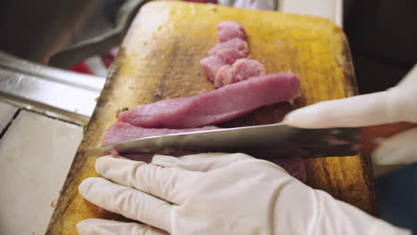 Schneiden-Von-Fischstücken-Mit-Einem-Messer,-Um-Ceviche-Zuzubereiten