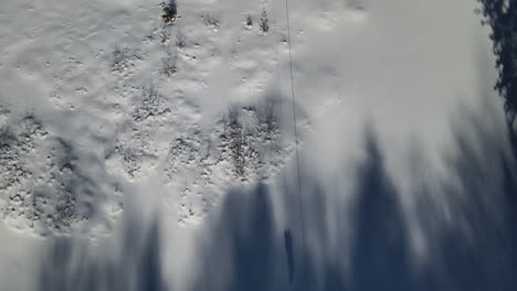 Una-Persona-Vuela-En-Tirolesa-Sobre-Un-Lago-Congelado-En-Invierno