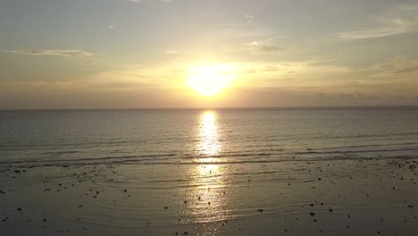 Sol-Infinito-Reflejado-En-El-Mar-Audaz-Vista-Aérea-Vista-Panorámica-De-Vuelo-Imágenes-De-Drones-De-Gili-T-Beach-Bali-Indonesia-Al-Atardecer-Verano-2017