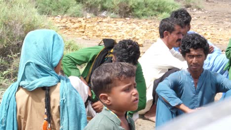 Pakistanische-Obdachlose,-Die-Auf-Hilfe-Von-Der-Regierung-Warten