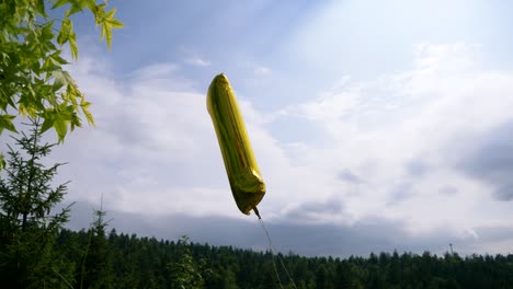 Nummer-Eins-Aufblasbarer-Goldener-Ballon,-Der-Mit-Helium-Gefüllt-Ist-Und-In-Zeitlupe-Draußen-Im-Wind-Tanzt