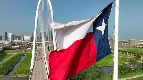 Bandera-De-Texas-En-El-Puente-Margaret-Hunt-Hill-Sobre-El-Río-Trinity