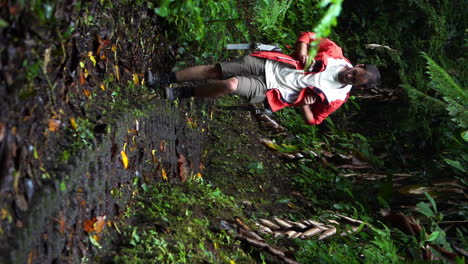 Zeitlupe-Des-Kaukasischen-Forschers-Reisender-Abenteurer,-Der-Costa-Rica-Zentralamerikas-Dschungel-Tiefen-Regenwald-Erkundet