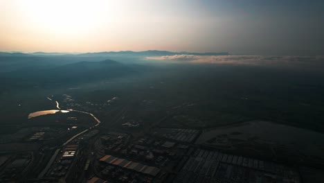 Morgennebel-Und-Sonnenaufgang-über-Koper,-Capodistria-In-Slowenien,-Luftbild