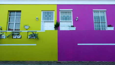Colores-Vivos-Y-Brillantes-De-Dos-Casas-Adyacentes,-Gentrificación-Del-Vecindario