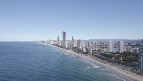 Vista-Panorámica-Sobre-El-Paraíso-De-Los-Surfistas-En-La-Costa-Dorada,-Queensland,-Australia---Toma-Aérea-De-Drones