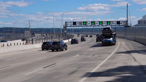Autotransporterfahrer-Auf-Autobahnbrücke