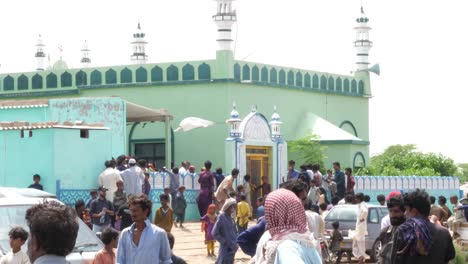 Geschäftige-Szene-Vor-Der-Grünen-Moschee-Im-Ländlichen-Sindh-Im-Hochwasserhilfslager
