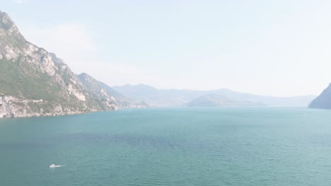 Fantastische-Luftaufnahme-Der-Berge-Und-Des-Iseosees-Von-Riva-Di-Solto,-Bay-Dal-Bogn,-Bergamo,-Italien