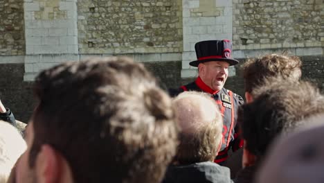 Yeomen-Warder-talking-in-front-of-tourists-during-a-tour-of-the-Tower-of-London