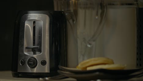 Gefrorene-Waffeln-Kommen-Morgens-Aus-Dem-Toaster-In-Einer-Küche