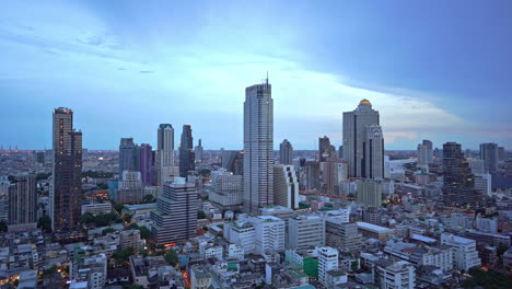Innenstadt-Von-Bangkok-In-Der-Dämmerung,-Zentrale-Gebäude,-Türme-Und-Straßenverkehr,-Pfanne