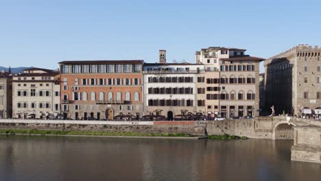 Arquitectura-Típica-Florentina-En-El-Río-Arno-En-La-Ciudad-Renacentista-De-Florencia