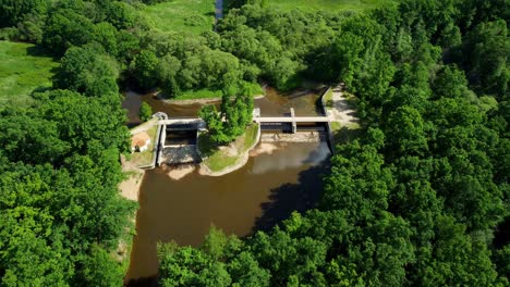 Luftaufnahme-Der-Modernen-Wasserscheide-Mehrerer-Flüsse-In-Einem-Unesco-schutzgebiet-Bei-Trebon