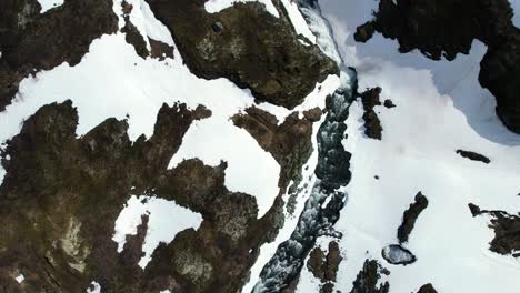 Ojo-De-Pájaro-Aéreo-Volando-Sobre-El-Parque-Nacional-De-Hardangervidda-Sobre-Paisajes-Cubiertos-De-Nieve