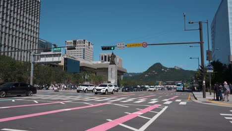 Vista-De-La-Calle-Del-Tráfico-En-Sejong-daero-Junto-A-La-Plaza-Gwanghwamun,-Seúl