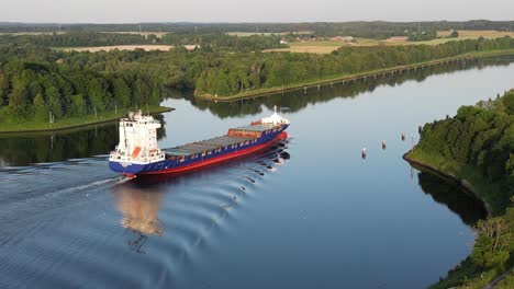 Barco-Navegando-En-El-Canal-De-Kiel