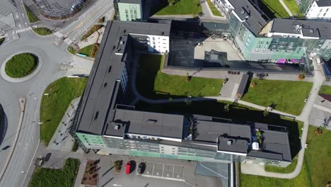 Edificio-De-Apartamentos-Horisont-Y-Centro-Comercial-En-Asane-Bergen-Noruega---Vista-Aérea-De-Pájaro-En-Un-Día-Soleado