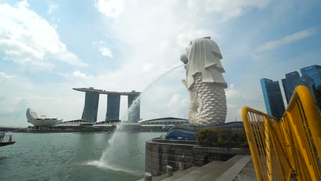 Vista-Panorámica-Lateral-De-La-Escultura-Merlion-En-Singapur
