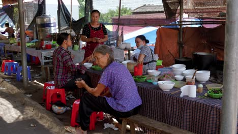 Alte-Straßenmarktverkäufer-Machen-Pause-Vientam-Dong-Ba