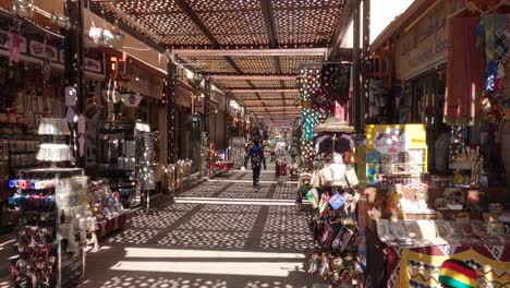 Lugareños-Caminando-Por-Las-Tiendas-Del-Mercado-Tradicional-En-Luxor-Debajo-De-La-Sombrilla