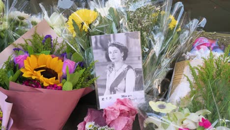 Ein-Foto-Von-Königin-Elizabeth-Ii,-Umgeben-Von-Blumensträußen,-Ist-Vor-Dem-Britischen-Generalkonsulat-Als-Tribut-Nach-Dem-Tod-Der-Dienstältesten-Monarchenkönigin-Elizabeth-Ii-Zu-Sehen
