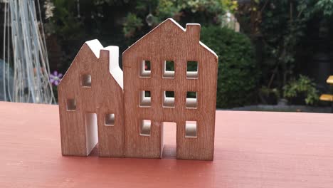Winzige-Holzhausverzierung-In-Der-Idee-Des-Gartenhypothekenkonzepts