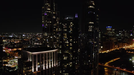 Drone-Boom-Shot-to-Reveal-Beautiful-Skyscrapers-in-Downtown-Chicago,-Illinois