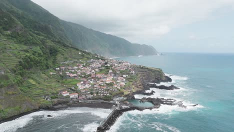 Pueblo-Costero,-Playa-Y-Piscina-Natural-De-Seixal-En-Porto-Moniz,-Madeira,-Portugal