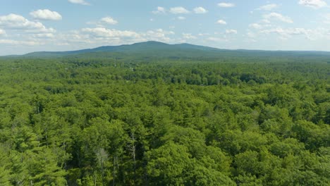 Luftdrohne,-Die-Sich-Vorwärts-Bewegt,-Schoss-über-Den-Bergwald-Neben-Dem-Sonnenuntergangssee-In-New-Hampshire,-USA