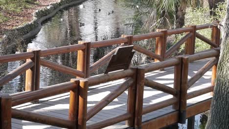 Holzbrücke-Im-Retiro-Park,-Madrid