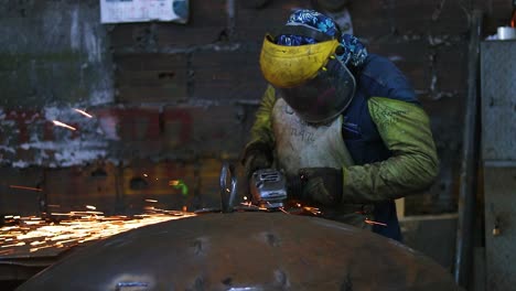 Arbeiter-Polieren-In-Der-Metallindustrie